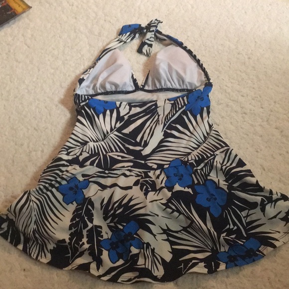 One piece swim wear - Picture 2 of 3